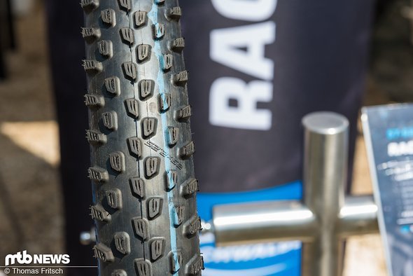 Zwischen den Mitten- und Seitenstollen ist beim Racing Ray ein größerer Freiraum vorgesehen. Zwischen den Mitten- und Seitenstollen ist beim Racing Ray ein größerer Freiraum vorgesehen.