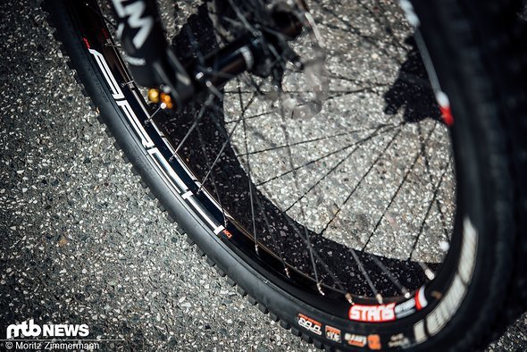 Die verbauten Stan's No Tubes Arch MK3-Laufräder sind eher für Trailbikes geeignet, der ZTR Flow MK3-Laufradsatz wäre hier eigentlich die logischere Wahl gewesen Die verbauten Stan's No Tubes Arch MK3-Laufräder sind eher für Trailbikes geeignet, der ZTR Flow MK3-Laufradsatz wäre hier eigentlich die logischere Wahl gewesen