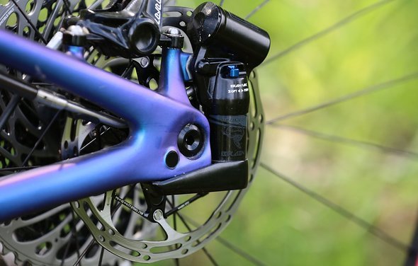 Hier sitzt das Brain 2.0 an neuer Position. Nicht nur die Position ist am erstmals in Zusammenarbeit mit RockShox entstandenen Bike neu. Hier sitzt das Brain 2.0 an neuer Position. Nicht nur die Position ist am erstmals in Zusammenarbeit mit RockShox entstandenen Bike neu.