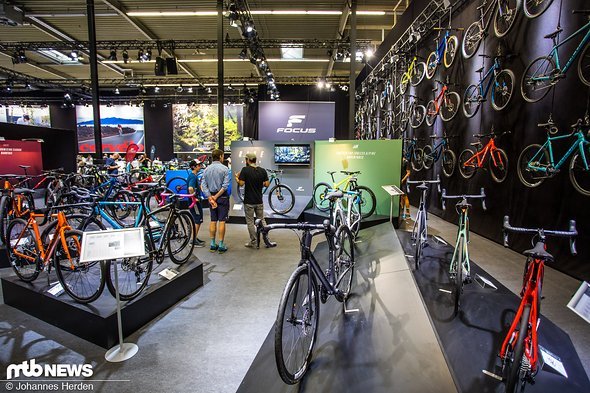 Neben Mountainbikes hat Focus natürlich auch Rennräder und mehr im Programm Neben Mountainbikes hat Focus natürlich auch Rennräder und mehr im Programm