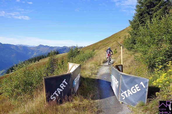 Start Stage 1 - anfangs noch flowiger Hangtrail wurde er bald zum nicht enden wollenden Wurzelmeer Start Stage 1 - anfangs noch flowiger Hangtrail wurde er bald zum nicht enden wollenden Wurzelmeer