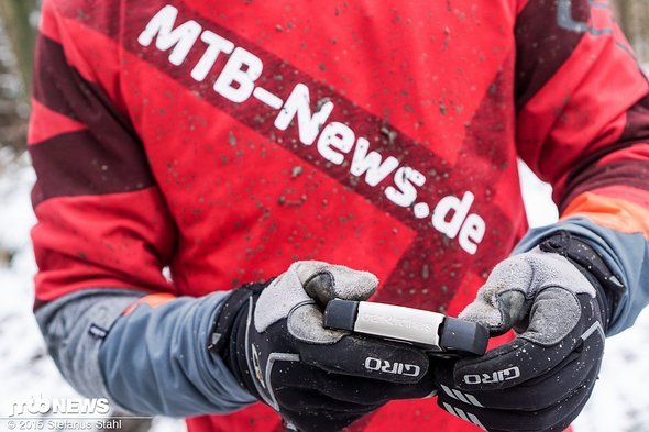 Insgesamt versteckt crankbrothers 16 Werkzeuge im Multitool, von denen sich einige in der silbernen Box befinden Insgesamt versteckt crankbrothers 16 Werkzeuge im Multitool, von denen sich einige in der silbernen Box befinden