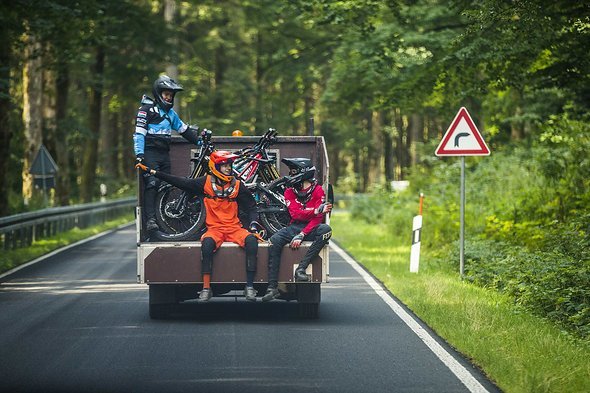 Statt mit dem Lift geht es in Sprintern oder Pritschen von der Stadt Ilmenau nach oben … Statt mit dem Lift geht es in Sprintern oder Pritschen von der Stadt Ilmenau nach oben …