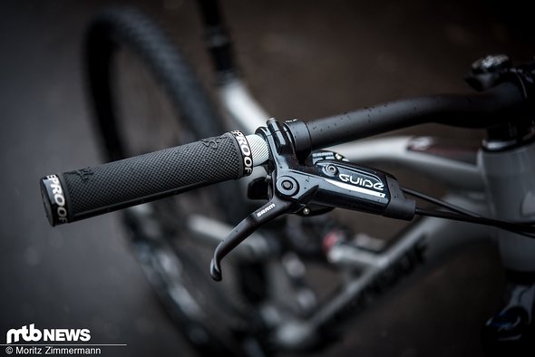 Mit den umständlich einzustellenden SRAM Guide T-Bremsen konnten sich unsere Tester nicht anfreunden. Mit den umständlich einzustellenden SRAM Guide T-Bremsen konnten sich unsere Tester nicht anfreunden.