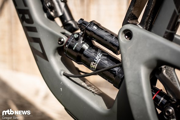 Am Heck hingegen werkelt ein Super Deluxe Ultimate-Dämpfer aus dem Hause RockShox Am Heck hingegen werkelt ein Super Deluxe Ultimate-Dämpfer aus dem Hause RockShox