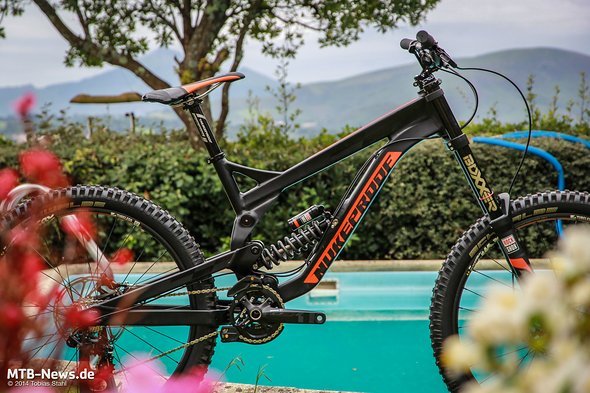 Der Nukeproof Pulse DH-Rahmen ist im Vergleich zum Vorjahresmodell in jeder Größe etwa 12mm länger geworden. Der Nukeproof Pulse DH-Rahmen ist im Vergleich zum Vorjahresmodell in jeder Größe etwa 12mm länger geworden.