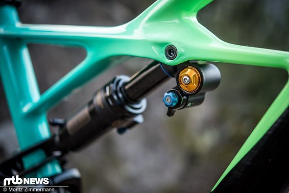 Gegen Ende unserer Testwoche gab leider eine kleine Dichtung im Öhlins STX-Dämpfer den Geist auf, woraufhin dieser partout keinen Luftdruck mehr aufrecht erhalten wollte. Gegen Ende unserer Testwoche gab leider eine kleine Dichtung im Öhlins STX-Dämpfer den Geist auf, woraufhin dieser partout keinen Luftdruck mehr aufrecht erhalten wollte.