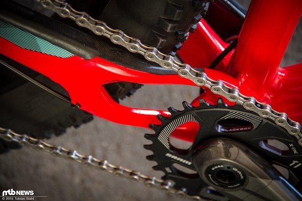 Die Kettenstrebenlänge beträgt 430 mm, die Boost-Kurbel rückt das Kettenblatt um drei Millimeter weiter nach außen Die Kettenstrebenlänge beträgt 430 mm, die Boost-Kurbel rückt das Kettenblatt um drei Millimeter weiter nach außen