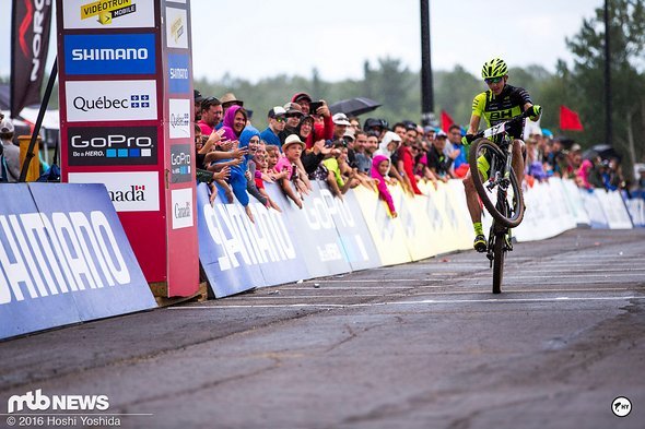 Jordan Sarrou verlor zwar den Kampf um den dritten Rang, feierte seinen fünften Rang dennoch standesgemäß mit einem Wheelie Jordan Sarrou verlor zwar den Kampf um den dritten Rang, feierte seinen fünften Rang dennoch standesgemäß mit einem Wheelie