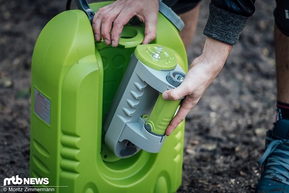Die Pumpeneinheit kann entnommen und wahlweise mit optionalem Ansaugschlauch statt Tank betrieben werden Die Pumpeneinheit kann entnommen und wahlweise mit optionalem Ansaugschlauch statt Tank betrieben werden