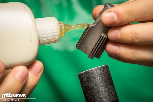 Zum Schneiden des Gewindes muss Öl auf das Werkzeug aufgebracht werden Zum Schneiden des Gewindes muss Öl auf das Werkzeug aufgebracht werden
