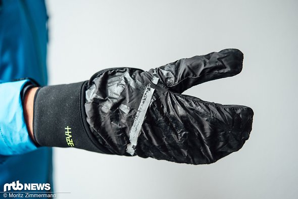 Die praktische Regenhülle lässt sich bei schlechtem Wetter überziehen und schützt die Hand vor Nässe und Auskühlung. Die praktische Regenhülle lässt sich bei schlechtem Wetter überziehen und schützt die Hand vor Nässe und Auskühlung.