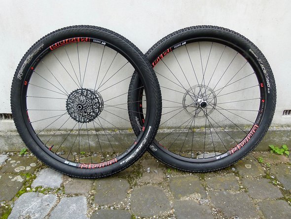 Die DT Swiss M1700 glänzen durch ihre Stabilität und Wartungsfreiheit. Da nehme ich gerne 300 g mehr in Kauf Die DT Swiss M1700 glänzen durch ihre Stabilität und Wartungsfreiheit. Da nehme ich gerne 300 g mehr in Kauf