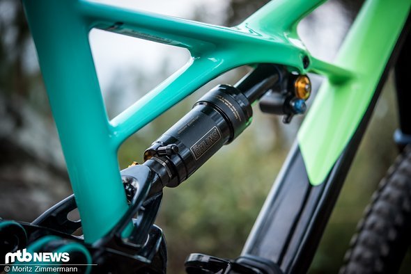 Das Heck verfügt ebenfalls über 160 mm Federweg den ein Öhlins STX-Luftdämpfer mittels FSR-Federungssystem kontrolliert. Das Heck verfügt ebenfalls über 160 mm Federweg den ein Öhlins STX-Luftdämpfer mittels FSR-Federungssystem kontrolliert.