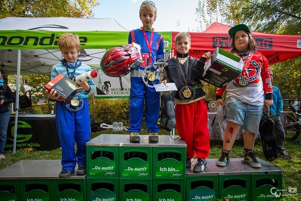 Die Kleinsten bekommen die größten Preise und die coolsten Medaillen, so gehört sich das! 4. Carl, 3. Max, 2. Oscar, 1. Jacob. Glückwunsch! Die Kleinsten bekommen die größten Preise und die coolsten Medaillen, so gehört sich das! 4. Carl, 3. Max, 2. Oscar, 1. Jacob. Glückwunsch!