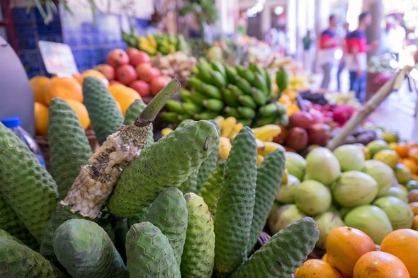 Feine Früchte auf dem Markt in Funchal, den wir im Übrigen nicht empfehlen können – es wimmelt an gierigen Verkäufern Feine Früchte auf dem Markt in Funchal, den wir im Übrigen nicht empfehlen können – es wimmelt an gierigen Verkäufern