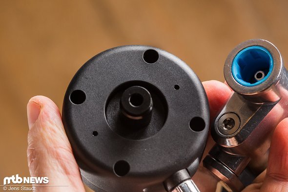 Klick – per Magnetverschluss rastet die Manometer-Schlaucheinheit auf der Pumpe oder dem Reservoir ein Klick – per Magnetverschluss rastet die Manometer-Schlaucheinheit auf der Pumpe oder dem Reservoir ein
