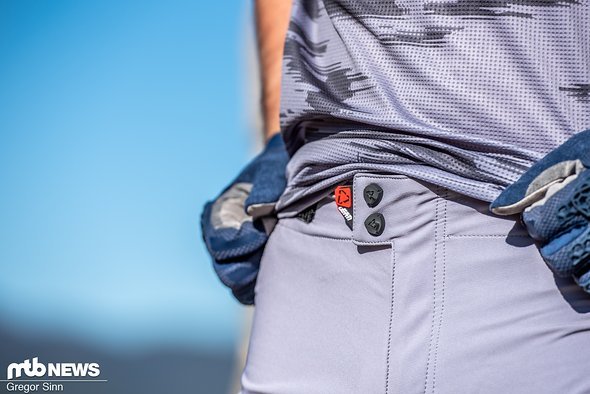 Die kurze Leatt-Hose fällt am Bund und an den Beinen eher schmal aus, bedeckt die Knie jedoch gut. Die kurze Leatt-Hose fällt am Bund und an den Beinen eher schmal aus, bedeckt die Knie jedoch gut.