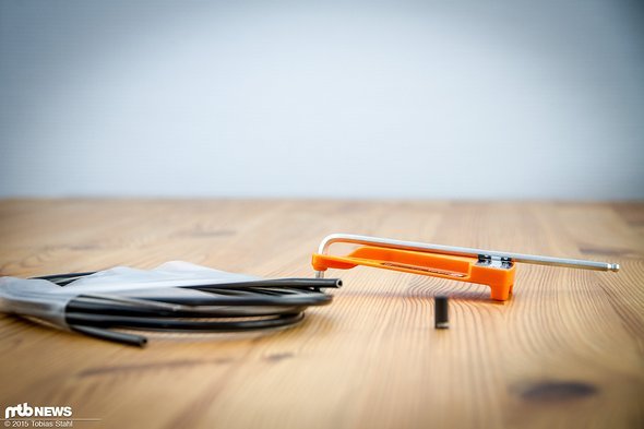 Zum Lieferumfang gehört das Rohmaterial der Fernbedienung sowie ein einfacher Drehmomentschlüssel zur korrekten Fixierung der Schrauben am Stützenkopf Zum Lieferumfang gehört das Rohmaterial der Fernbedienung sowie ein einfacher Drehmomentschlüssel zur korrekten Fixierung der Schrauben am Stützenkopf