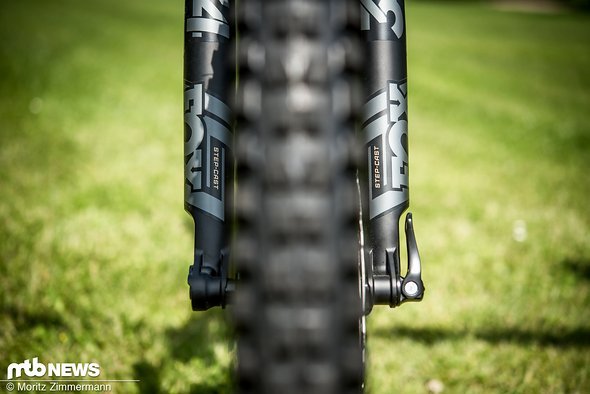An der Front des Yeti SB100 arbeitet eine Fox 34 Factory Step Cast-Federgabel mit 120 mm Federweg, während die Konkurrenz auf eine 100 mm Fox 32-Federgabel setzt. An der Front des Yeti SB100 arbeitet eine Fox 34 Factory Step Cast-Federgabel mit 120 mm Federweg, während die Konkurrenz auf eine 100 mm Fox 32-Federgabel setzt.