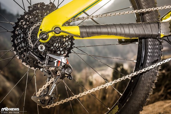 Unser Testbike kam mit oldschool Schlauchschutz um die Kettenstrebe Unser Testbike kam mit oldschool Schlauchschutz um die Kettenstrebe