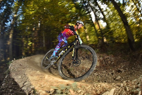 Schnell bergauf, schnell bergab: Andi Kleiber gibt seinem Hardtail im Retrooutfit die Sporen Schnell bergauf, schnell bergab: Andi Kleiber gibt seinem Hardtail im Retrooutfit die Sporen