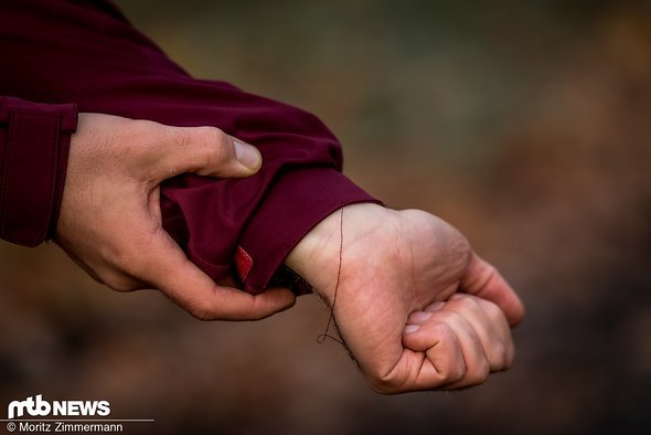 Die Verarbeitungsqualität ist leider nicht uneingeschränkt überzeugend: Nach gut einem Jahr im Dauereinsatz lösen sich die Nähte am linken Ärmel … Die Verarbeitungsqualität ist leider nicht uneingeschränkt überzeugend: Nach gut einem Jahr im Dauereinsatz lösen sich die Nähte am linken Ärmel …