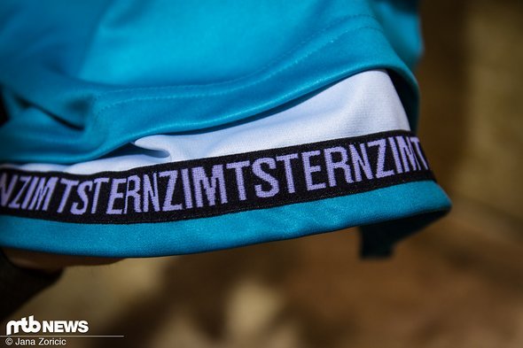 In allen Trikots ist am Bund ein zusätzliches Stoffband vernäht, damit das Trikot besser fällt und nicht ständig hoch rutscht In allen Trikots ist am Bund ein zusätzliches Stoffband vernäht, damit das Trikot besser fällt und nicht ständig hoch rutscht