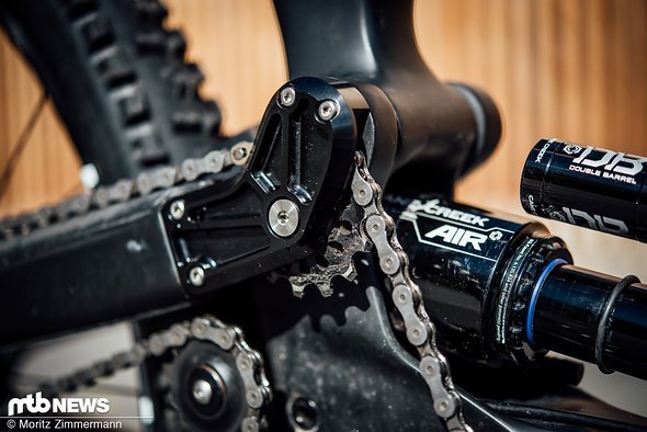 Die Kettenumlenkung ist bei diesem Hinterbau-Konzept nötig, um störenden Pedalrückschlag zu eliminieren. Die Kettenumlenkung ist bei diesem Hinterbau-Konzept nötig, um störenden Pedalrückschlag zu eliminieren.