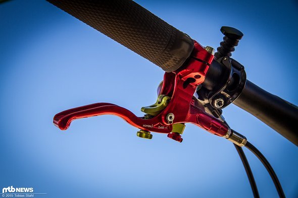 Die Hope Tech3 E4 kommt in einer roten Sonderserie, doch das hier gezeigte Modell ist einen Schritt weiter individualisiert und mit den grünen Details den Mitarbeitern von Hope vorbehalten Die Hope Tech3 E4 kommt in einer roten Sonderserie, doch das hier gezeigte Modell ist einen Schritt weiter individualisiert und mit den grünen Details den Mitarbeitern von Hope vorbehalten