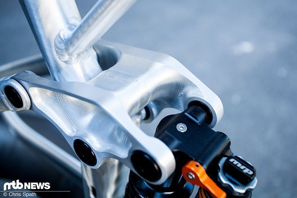 Umgelenkt wird mit einer zweiteiligen, verschweißten Wippe – der Dämpfer wird via Trunnion-Mount angelenkt. Umgelenkt wird mit einer zweiteiligen, verschweißten Wippe – der Dämpfer wird via Trunnion-Mount angelenkt.