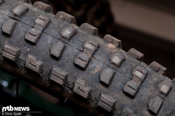 Ein Stopfen neben dem Seitenstollen musste während eines Bikepark-Besuchs abdichten Ein Stopfen neben dem Seitenstollen musste während eines Bikepark-Besuchs abdichten