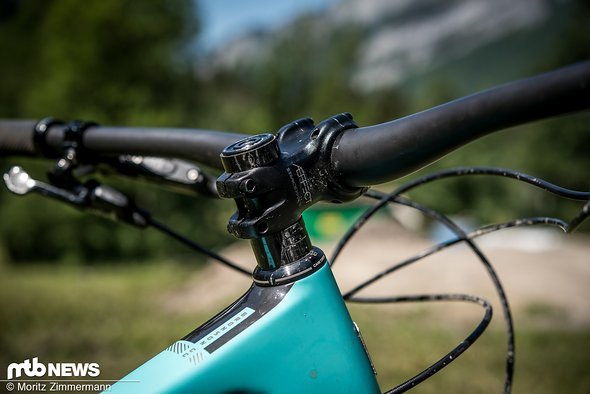 Das Cockpit komplettiert ein kurzer Race Face-Vorbau Das Cockpit komplettiert ein kurzer Race Face-Vorbau
