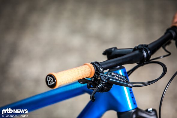 Auch die Bremsen kommen aus gleichem Haus – SRAM Level TL. Die Griffe greifen den Classic Skin-Farbton der Reifen auf Auch die Bremsen kommen aus gleichem Haus – SRAM Level TL. Die Griffe greifen den Classic Skin-Farbton der Reifen auf