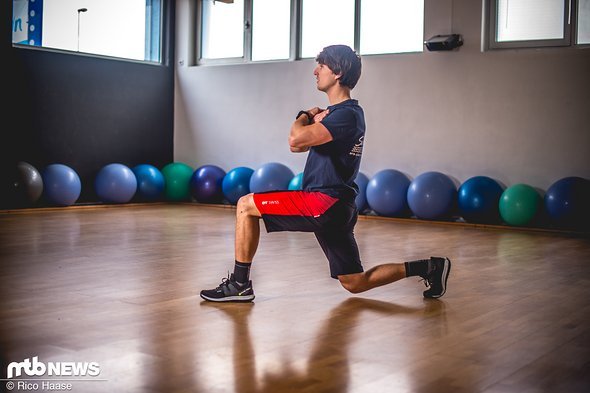 Wechselseitig einen Fuß nach vorne stellen. In Endposition bleibt der Körperschwerpunkt mittig zwischen den Füßen. So tief gehen wie möglich und darauf achten, dass das vordere Knie im 90°-Winkel bleibt Wechselseitig einen Fuß nach vorne stellen. In Endposition bleibt der Körperschwerpunkt mittig zwischen den Füßen. So tief gehen wie möglich und darauf achten, dass das vordere Knie im 90°-Winkel bleibt