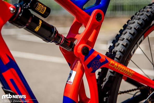 Bei den Modellen Factory, Pro und Elite besteht die Umlenkwippe aus Carbon Bei den Modellen Factory, Pro und Elite besteht die Umlenkwippe aus Carbon