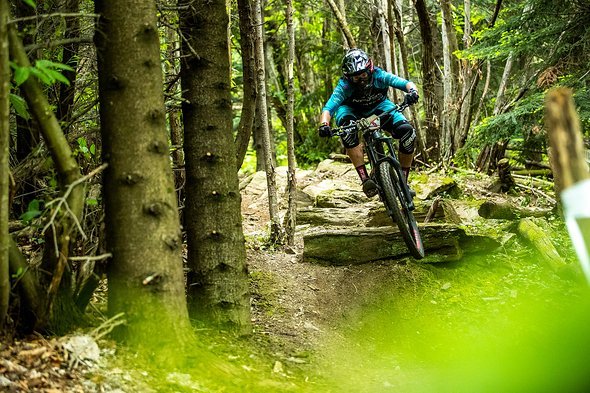Nach einer verhaltenen ersten Stage kann ich auf der zweiten Stage endlich voll aufdrehen und mir gelingt bis 10 Meter vor der Ziellinie eine beinahe perfekte Fahrt an meinem absoluten Limit. Nach einer verhaltenen ersten Stage kann ich auf der zweiten Stage endlich voll aufdrehen und mir gelingt bis 10 Meter vor der Ziellinie eine beinahe perfekte Fahrt an meinem absoluten Limit.