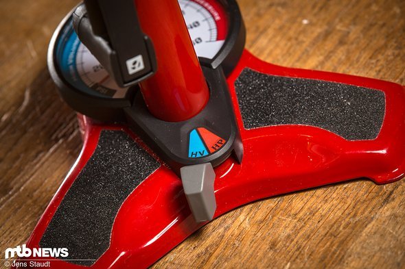 Per Hebel kann man zwischen zwei Modi wählen, HV (High-Volume) für großvolumige Reifen, HP (High-Pressure) für hohe Drücke. Per Hebel kann man zwischen zwei Modi wählen, HV (High-Volume) für großvolumige Reifen, HP (High-Pressure) für hohe Drücke.