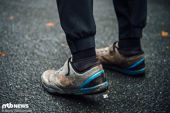An den Waden und Knöcheln ist die lange Hose eher eng geschnitten, sodass sie dem Antrieb nicht in die Quere kommt. An den Waden und Knöcheln ist die lange Hose eher eng geschnitten, sodass sie dem Antrieb nicht in die Quere kommt.