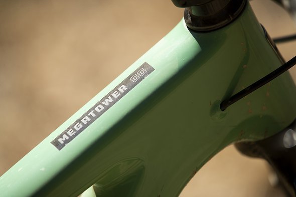 Hinter der Schrift gibt es dezentes, uni-direktionales Sichtcarbon Hinter der Schrift gibt es dezentes, uni-direktionales Sichtcarbon