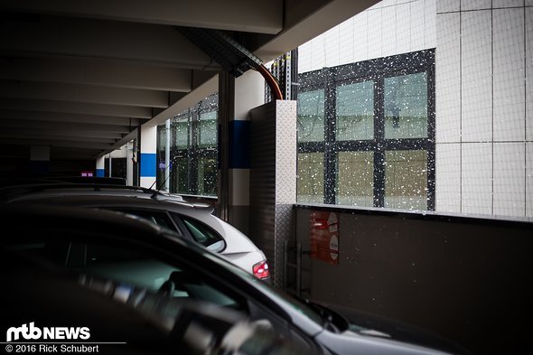 Wenn es draußen schneit wird eben in Einkaufshallen Rennen gefahren. Es gibt kein schlechtes Wetter nur... Wenn es draußen schneit wird eben in Einkaufshallen Rennen gefahren. Es gibt kein schlechtes Wetter nur...