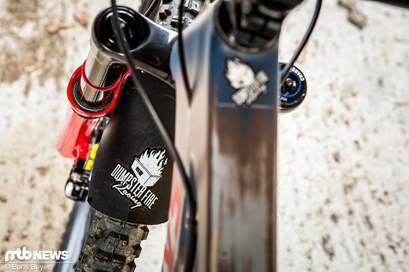 Mitch wird bei Rennen dieses Jahr unter dem SRAM-Zelt zu finden sein, hat jedoch sein eigenes kleines Team ins Leben gerufen: Dumpster Fire Racing Mitch wird bei Rennen dieses Jahr unter dem SRAM-Zelt zu finden sein, hat jedoch sein eigenes kleines Team ins Leben gerufen: Dumpster Fire Racing