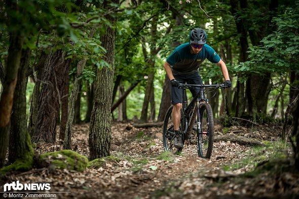 Bergauf sollen Down Country-Bikes effizient und zügig wie ein leichtgewichtiges Cross Country-Bike klettern … Bergauf sollen Down Country-Bikes effizient und zügig wie ein leichtgewichtiges Cross Country-Bike klettern …