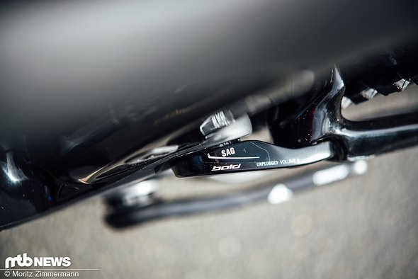 Da man schlecht auf den O-Ring auf der Kolbenstange gucken kann, hat Bold einen Sag-Messer in die Anlenkung integriert. Da man schlecht auf den O-Ring auf der Kolbenstange gucken kann, hat Bold einen Sag-Messer in die Anlenkung integriert.