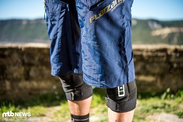 Am Knie ist die Hose, die komplett aus Nylon besteht, ziemlich weit geschnitten Am Knie ist die Hose, die komplett aus Nylon besteht, ziemlich weit geschnitten