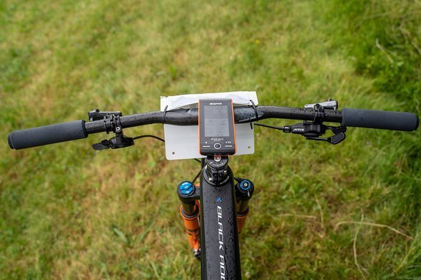 Das Cockpit wirkt aufgeräumt und sauber mit 1x12 XTR Trigger an der Bremse rechts und FOX-Gabel-Lockout links Das Cockpit wirkt aufgeräumt und sauber mit 1x12 XTR Trigger an der Bremse rechts und FOX-Gabel-Lockout links