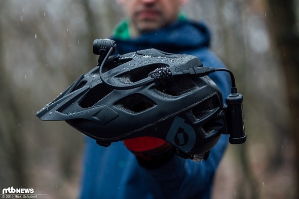 Der SmartCore-Akku wird auch am Helm befestigt Der SmartCore-Akku wird auch am Helm befestigt