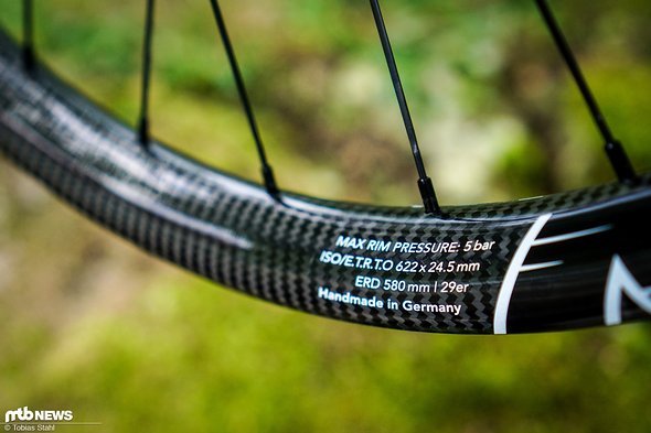 Aufgepasst: Maximal 5 Bar schreibt Mcfk vor und übertrifft damit so manchen Anbieter leichter Carbon-Felgen deutlich Aufgepasst: Maximal 5 Bar schreibt Mcfk vor und übertrifft damit so manchen Anbieter leichter Carbon-Felgen deutlich