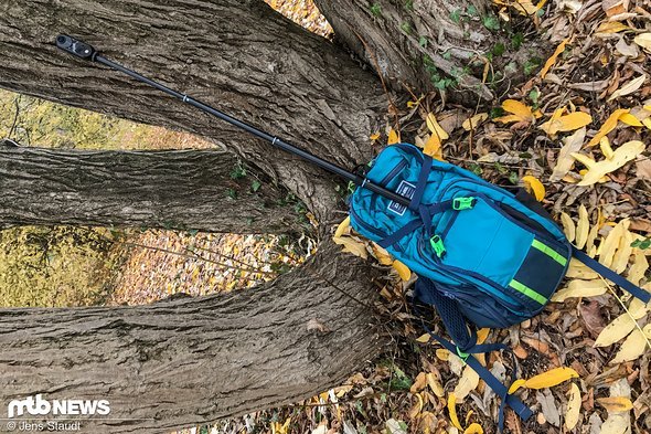 Der Selfie-Stick kann simpel im Rucksack verzurrt werden Der Selfie-Stick kann simpel im Rucksack verzurrt werden