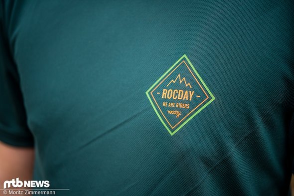 Das schlichte Trikot verfügt lediglich über einen schicken Aufdruck auf der linken Brust. Auf den ersten Blick wirkt das Trikot wie ein T-Shirt. Das schlichte Trikot verfügt lediglich über einen schicken Aufdruck auf der linken Brust. Auf den ersten Blick wirkt das Trikot wie ein T-Shirt.